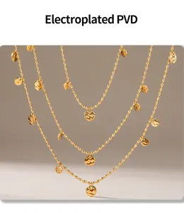 Dettaglio della collana con nappine placcata in oro PVD e dischi martellati su catena