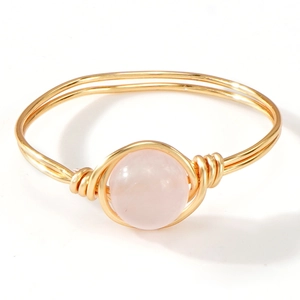 Bague artisanale en fil d'or avec une perle de quartz rose poli de forme ronde