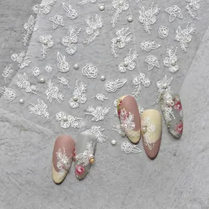 Vista detallada de pegatinas 3D MS-303 para uñas con rosas blancas y perlas