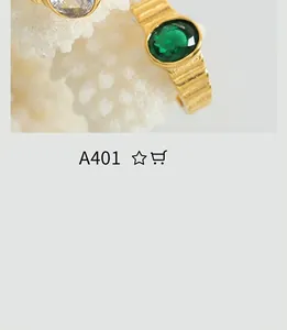 Détail d'une bague en titane doré avec pierre ovale verte et texture rainurée