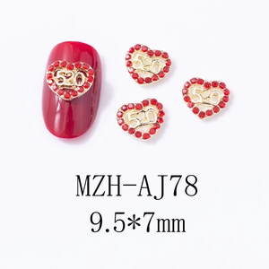 Vue macro de breloques à ongles coeur rouge 9,5x7mm avec strass et chiffre 520