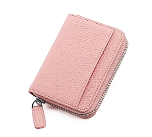 Dettaglio porta carte in pelle rosa grana litchi con fessura esterna e cuciture fini