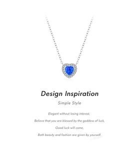Détail du collier en argent 925 avec cœur en opale bleue et serti de zircons brillants