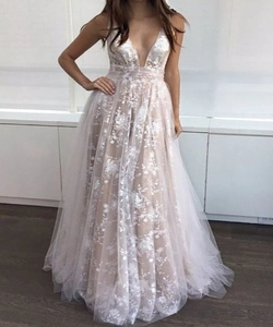 Abendkleid in Hellrosa mit tiefem V-Ausschnitt, Pailletten-Spitze und mehrlagigem Tüll