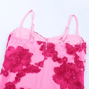 Détail d'une robe en mesh rose avec broderie florale 3D et fines bretelles réglables