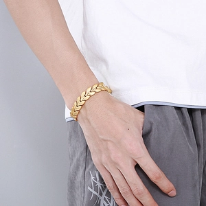 Détail du bracelet magnétique en acier titane doré 12mm style épi de blé pour homme