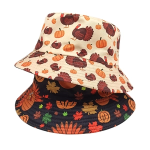 Vue détaillée de chapeaux bob d'Halloween avec imprimés festifs de dinde et de citrouille