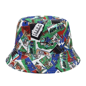 Cappello da pescatore reversibile con timbri di viaggio vintage e stampe