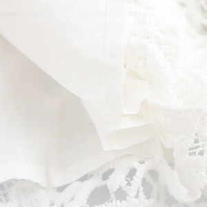Robe bustier élégante en dentelle française blanche avec coupe ajustée et longueur mi-longue