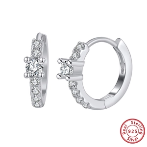 Détail de boucles d'oreilles créoles en argent 925 avec zircons brillants étincelants