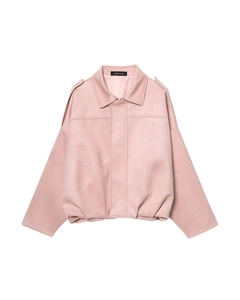 Detalle de chaqueta rosa de ante sintético con cuello clásico y bajo fruncido