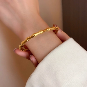 Elegantes goldenes Bambus Armband fuer Damen, klassischer Vintage Stil Handgelenk Schmuck.
