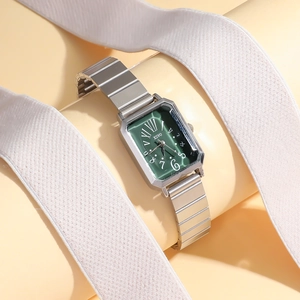 Details einer silbernen Damen-Quarzuhr mit grünem Zifferblatt und klassischem Metallarmband