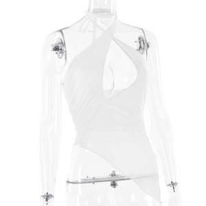 Détail du top blanc à licou avec ourlet asymétrique et dos nu ajouré élégant