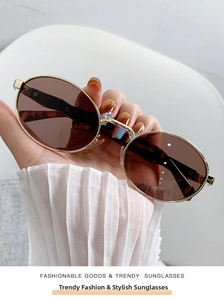 Detailaufnahme der Retro-Sonnenbrille mit goldenem Metallrahmen und Schildpattbügeln