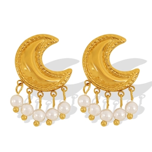 Elegante goldene Mondohrringe mit weißen Perlenquasten auf weißem Hintergrund