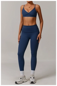 Détail du legging de yoga taille haute bleu marine et du soutien-gorge de sport à col V