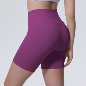 Détail du short de yoga taille haute prune avec couture en V au dos pour effet galbant