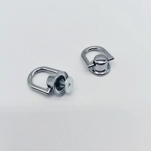 Primer plano de remaches de tornillo con anillo en D plateados para bolsos de bricolaje