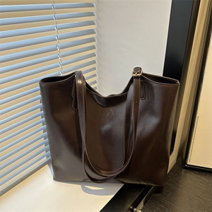 Large Capacity Retro Faux Leather Tote Bag For Women Vintage PU Shoulder Bag With Baseball Pendant Commuter Work Handbag