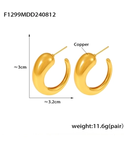 Macro view of C-shaped hollow earrings with precise 3cm by 3.2cm size and weight specs
