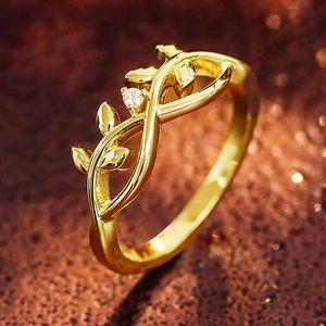 Macro del anillo de oro de 18 quilates con hojas de vid y circón en estilo infinito dulce
