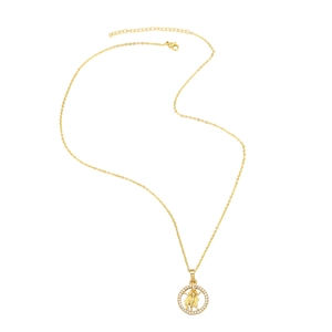 Détail du pendentif constellation doré avec halo de cristaux et motif de déesse