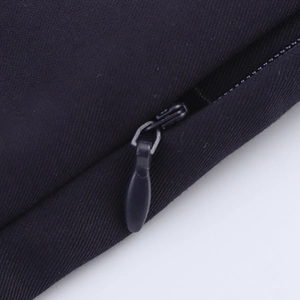Vue détaillée de la fermeture éclair noire invisible et de la texture textile sur la robe