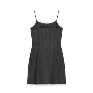 Mini abito grigio scuro gessato con bordo in pizzo bianco e spalline sottili