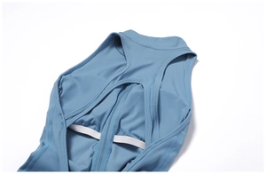 Détail du dos de la combinaison de yoga bleu brume avec bandes élastiques de maintien