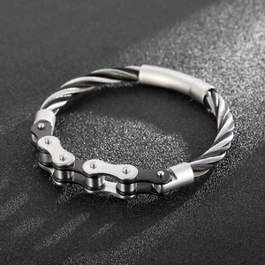 Details von Industrial-Punk-Edelstahlarmband mit Fahrradketten und Seilkabel-Design