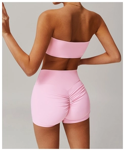 Rückansicht der rosa High-Waist Fitness-Shorts mit Scrunch-Butt-Lifting-Detail am Gesäß