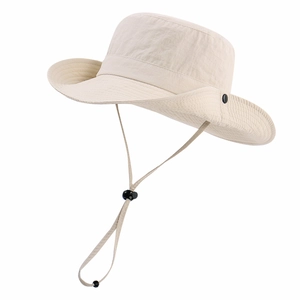 Dettaglio del cappello da sole pieghevole con tesa larga e cinturino sottogola regolabile