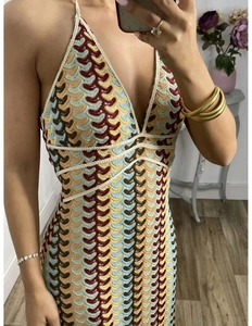 Détail de la robe crochetée multicolore avec col en V, motif ondulé et lien de cou halter
