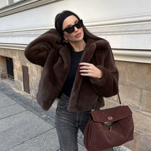 Damen Kunstpelzmantel in Dunkelbraun mit grauer Jeans im modischen Streetstyle-Look