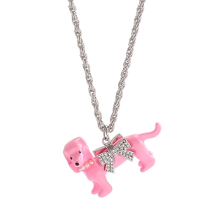 Rosa Pudel-Anhänger-Halskette mit Strass-Schleife und silberner Kordelkette auf Weiß