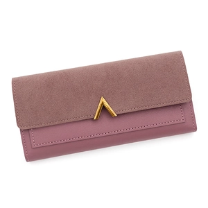 Portefeuille long élégant pour femme rose poudré avec un fermoir en métal doré en forme de V