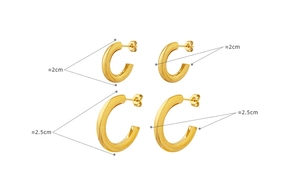 Detailansicht der 2cm und 2,5cm klobigen goldenen C-Ohrringe mit Schmetterlingsverschluss