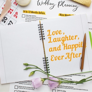 Vue à plat d'un carnet de mariage à spirale d'un pouce avec pages quadrillées et fleurs