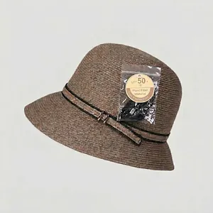 Detalle de sombrero de paja con protección UV, fibra vegetal y hebilla metálica ajustable