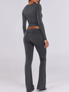 Vista posteriore di completo aderente grigio scuro con top a maniche lunghe e pantaloni