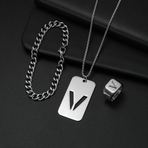 Makroaufnahme von silbernem Titanschmuckset mit V-Halskette und passendem Ring-Design