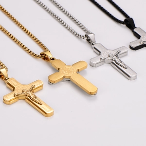 Ensemble de colliers croix en acier inoxydable en finitions or, argent et noir