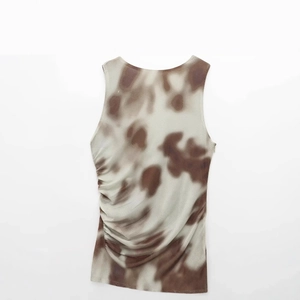 Ärmelloses Kleid mit Raffung und braunem Marmordruck auf neutralem Hintergrund