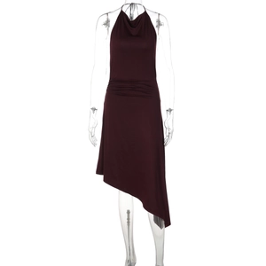 Détails de la robe dos nu rouge foncé avec taille froncée et ourlet asymétrique élégant