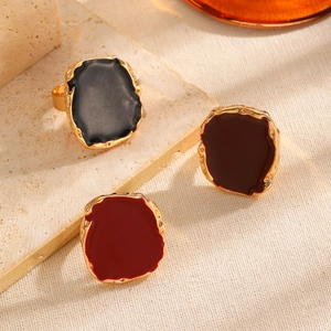 Retro irregular square rings set with black and red enamel in gold-tone finish