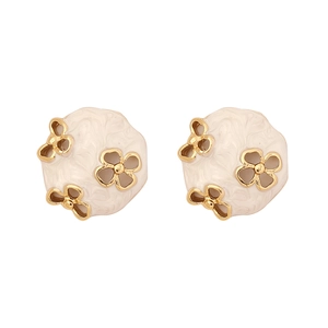 Retro hollow flower stud earrings with white marble glaze in gold and white tones