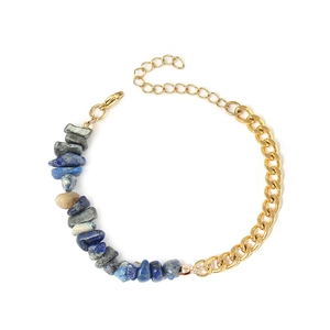 Détail du bracelet chaîne en acier doré et éclats de pierres naturelles bleues