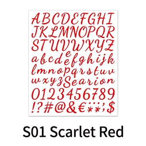 Detail von roten Vinyl-Aufklebern mit Buchstaben und Zahlen in Schreibschrift für DIY