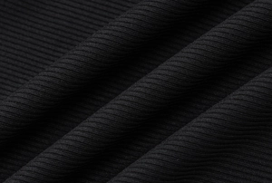 Makroaufnahme von schwarzem Rippstrickstoff mit vertikalen Linien für elegantes Kleid